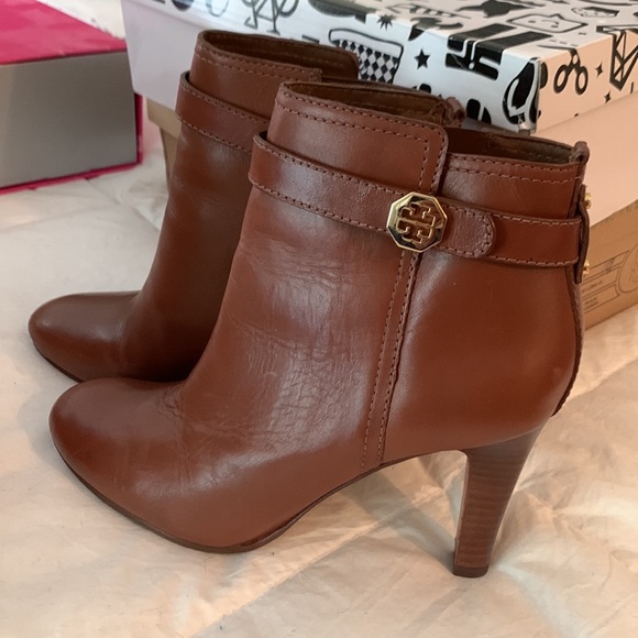 Tory Burch Equestrian Calf Boot, almost color, only worn a few times, size 7 - Picture 5 of 5